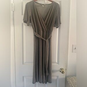 Élégant and lightweight H&M midi dress. Size M . Fits 8-10.